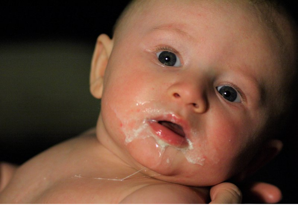 Trẻ sơ sinh nôn trớ sau khi bú: Nguyên nhân và cách khắc phục | Vinmec