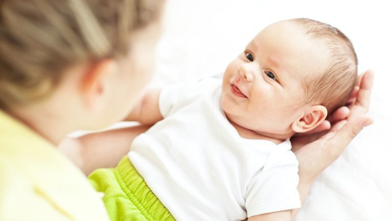 Giao tiếp bằng mắt giúp trẻ sơ sinh phát triển kỹ năng ngôn ngữ như thế nào?
