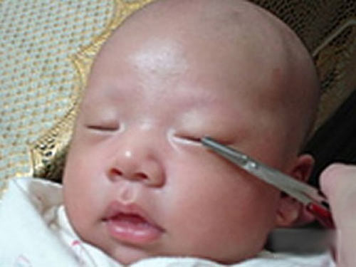 Trẻ sơ sinh: Đừng cắt lông mi con nữa, đây 6 món ngon lại giúp mi con dài  như búp bê