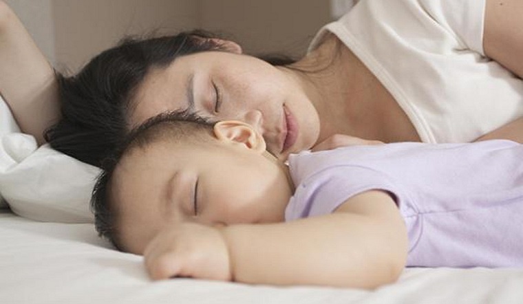 Nên cho bé ngủ chung hay ngủ riêng, lợi ích khi bé ngủ cùng cha mẹ?