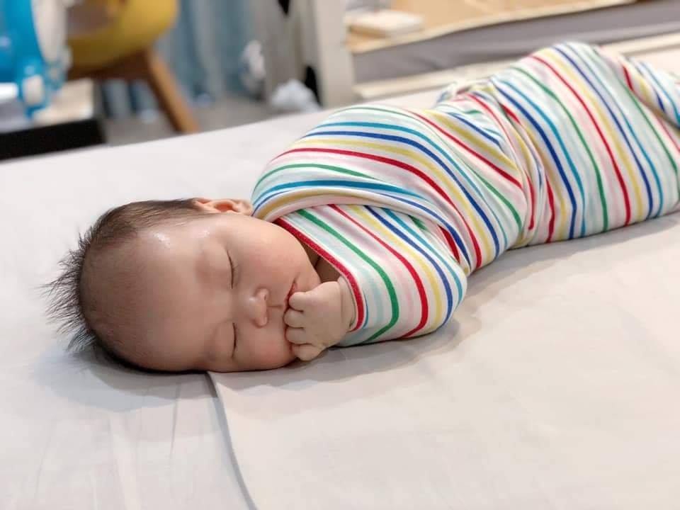 Rèn bé tự ngủ Easy nên hay không? Làm thế nào giúp bé tự ngủ ngon?