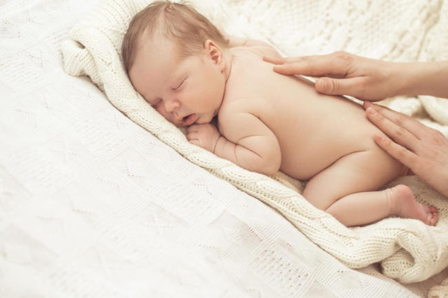 Trẻ sơ sinh nằm sấp có tốt không? Cách giúp bé nằm sấp thoải mái